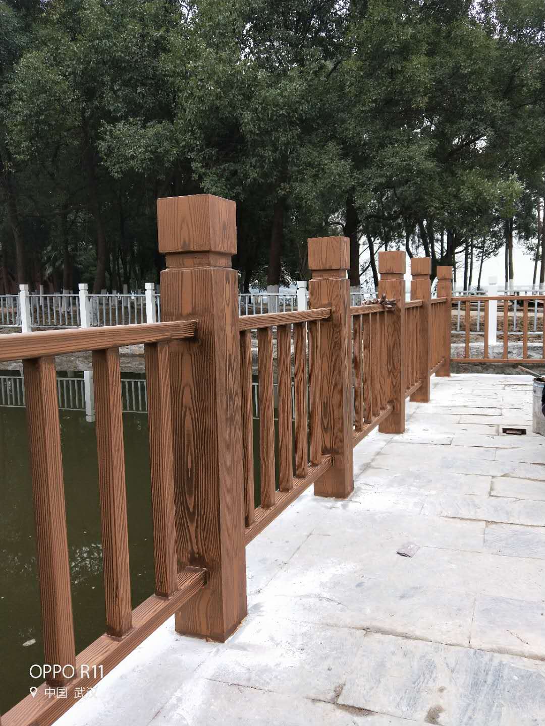 佳木斯河道护栏木纹漆施工项目